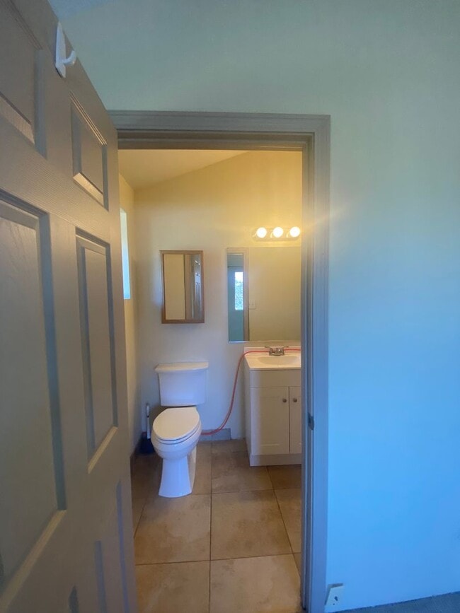 Building Photo - Great price for this 3 Bedroom 1.5 Bathroo...