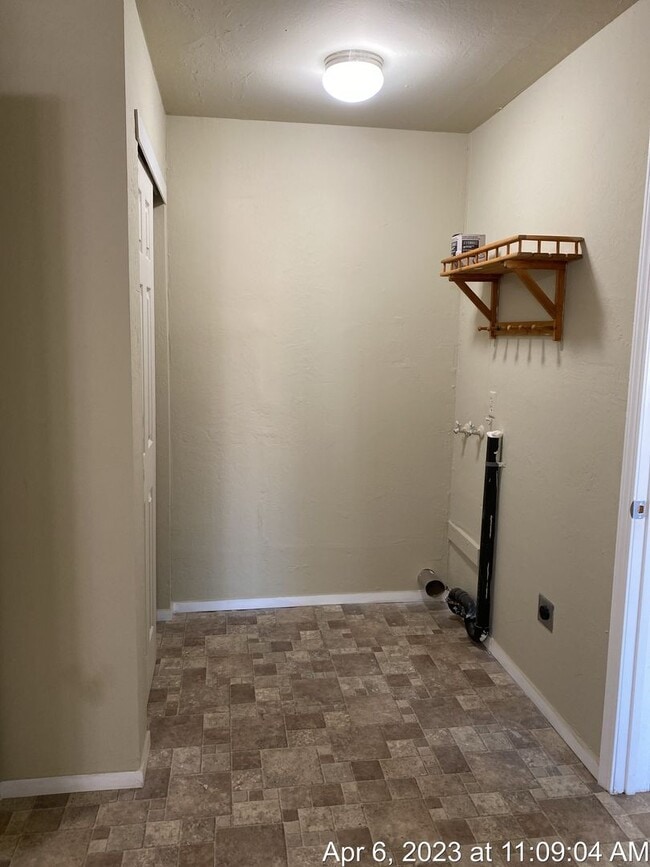 Building Photo - Cozy Home on a Huge Lot