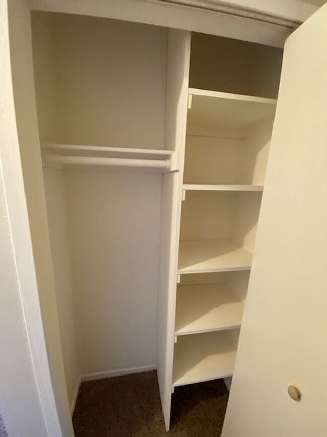 Building Photo - Craigmont Villas- 1 Bedroom Condo!!