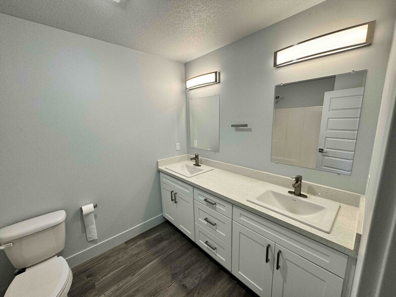 Building Photo - 302 Oak St