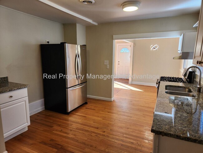 Building Photo - Spacious, Renovated and Close to Ferndale!