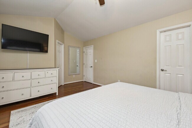 Building Photo - Nestled in the desirable Potomac Lakes com...
