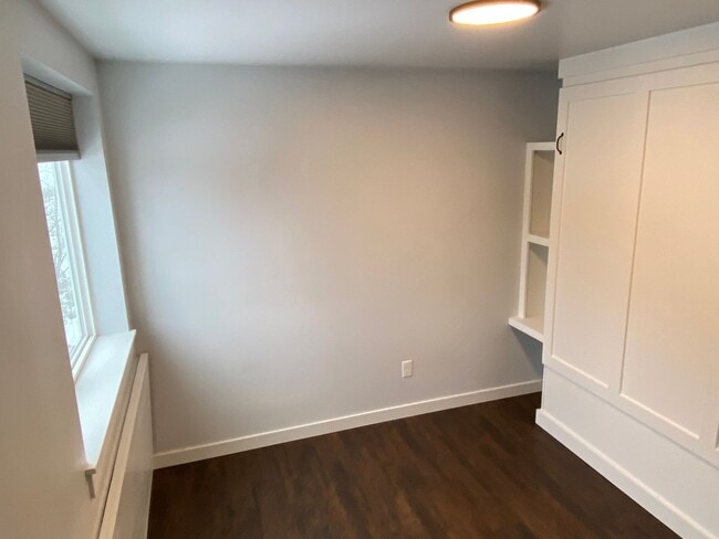 Building Photo - Custom Built Upstairs Private Apartment in...