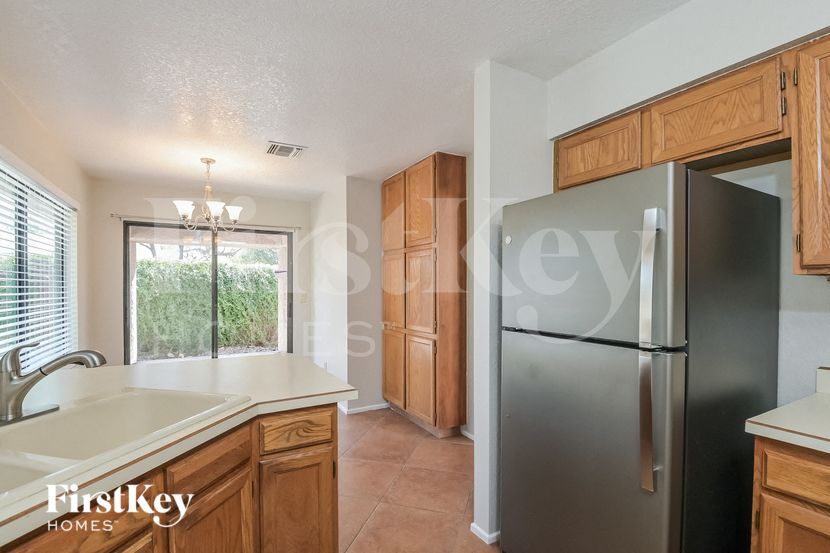 Building Photo - 3240 N Hill Farm Dr