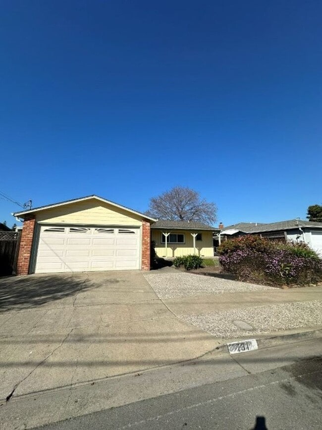 Building Photo - Nor Cal Realty Inc, 3 BD 2 BTH house with 2 car garage