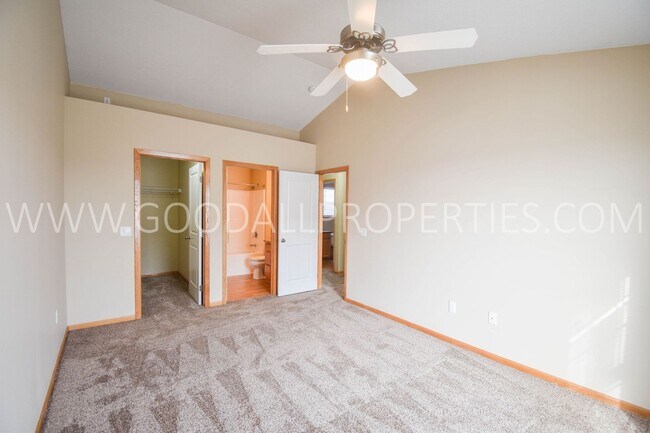 Building Photo - WINTER SPECIAL!! $1425 for a 2 Bedroom, 2.5 Bath Townhome in Urbandale near the walking trails!!!