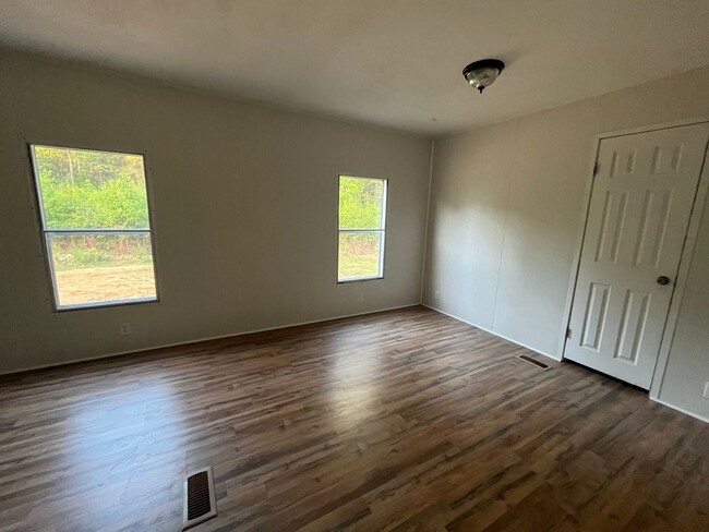 Building Photo - 3 Bedrooms, 2 Bathrooms - Home in Silver C...