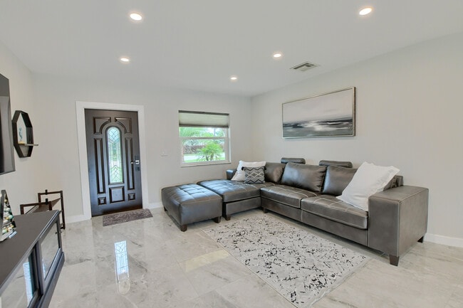 Building Photo - 414 Lindell Blvd