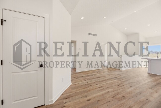 Building Photo - 5241 N Pinecrest Ct