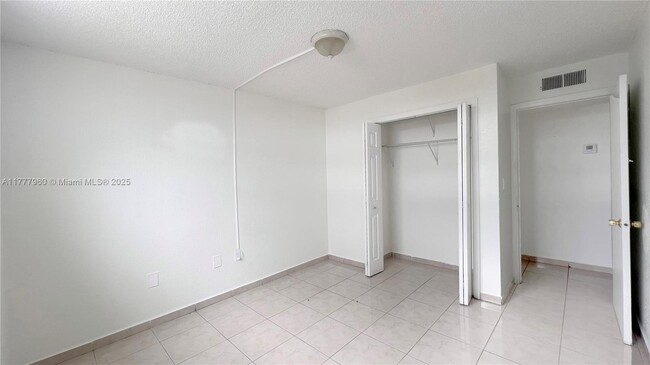 Building Photo - 666 W 81st St