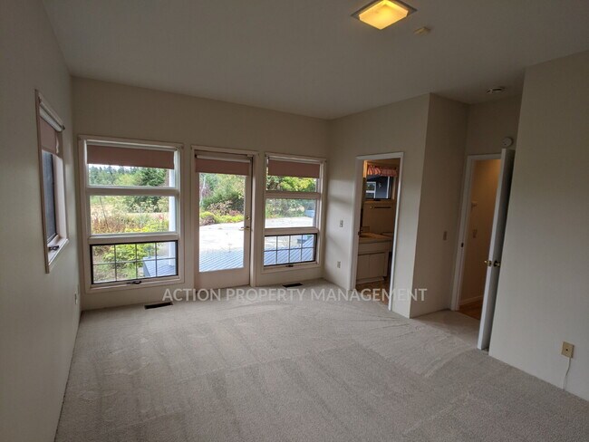 Building Photo - 3 bed 3 bath on 4.8 acres w/ beautiful water view