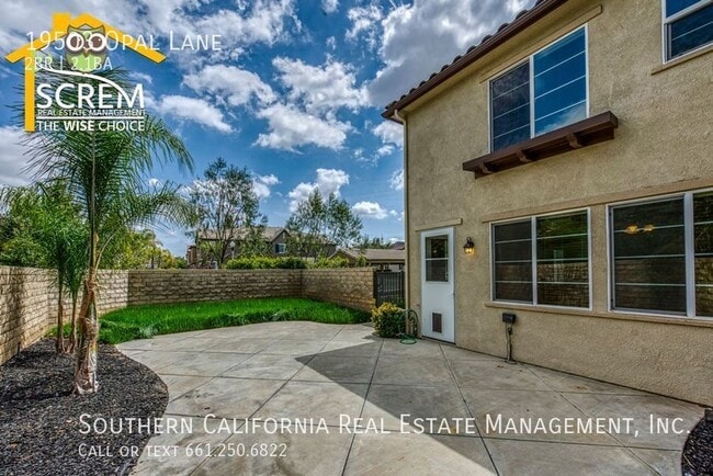 Building Photo - Two Bedroom Townhome in Santa Clarita