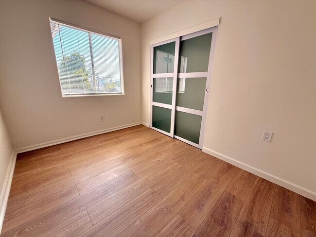 Building Photo - 1027 Coronado Terrace