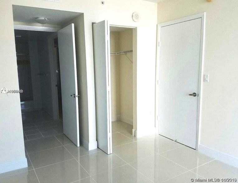 Building Photo - 1871 NW S River Dr