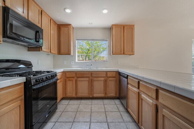 Building Photo - Beautiful Home in a Corner Lot!
