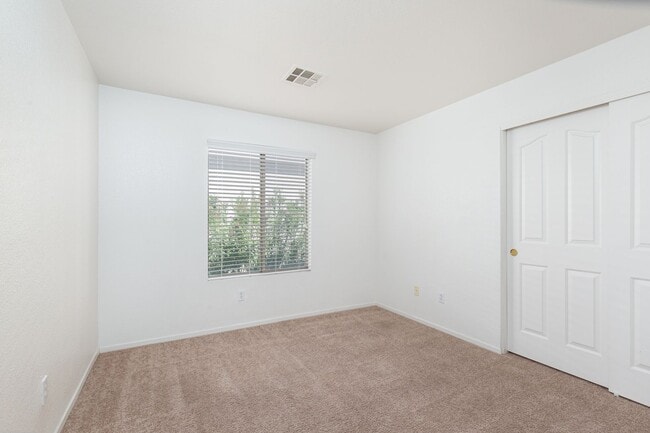Building Photo - Great 5 Bedroom Home in Summerlin
