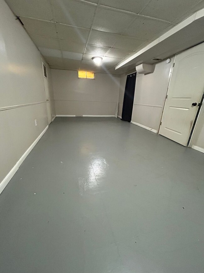 Building Photo - Three Bedroom Home!