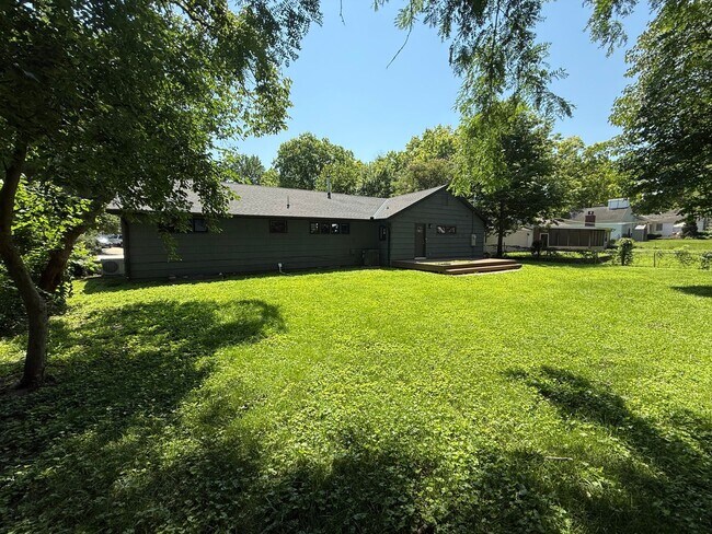 Building Photo - Westwood KS Renovated 3 Bed/2.5 Bath MainLevel Home with Attached Garage and Utilities w/Fee, Own...