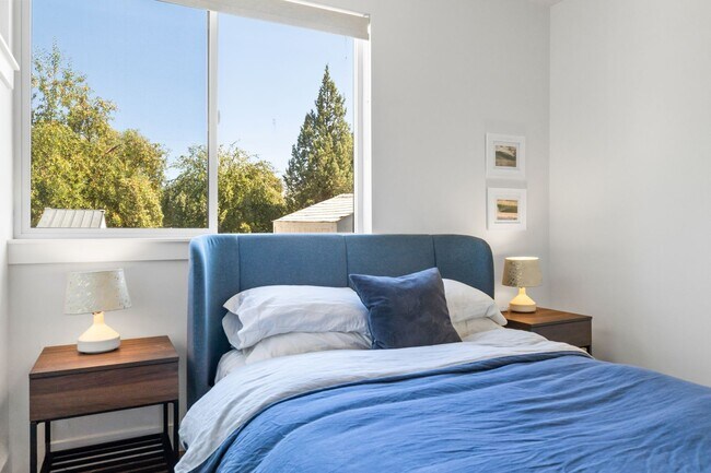 Building Photo - 142 SW Roosevelt Ave