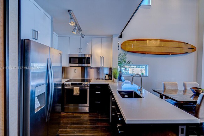 Building Photo - 1701 Sunset Harbour Dr