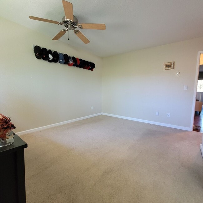 Building Photo - Spacious 2 bedroom 1 bathroom Condo with L...