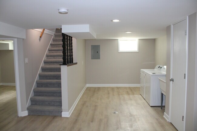 Building Photo - 724 Barnsdale Rd