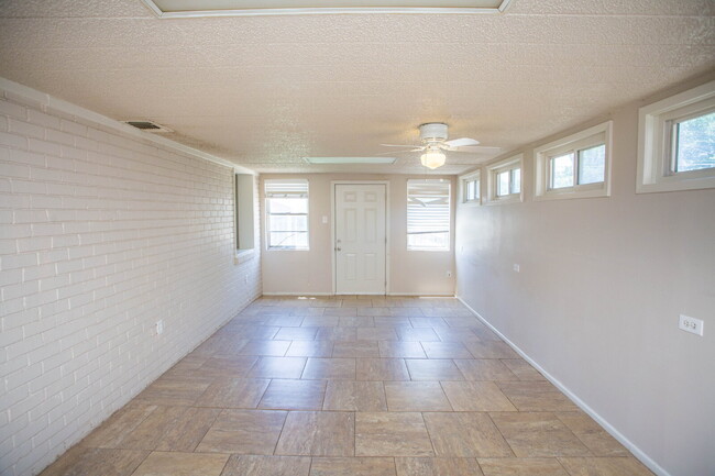 Building Photo - Beautiful 3/2 with a Bonus Room!