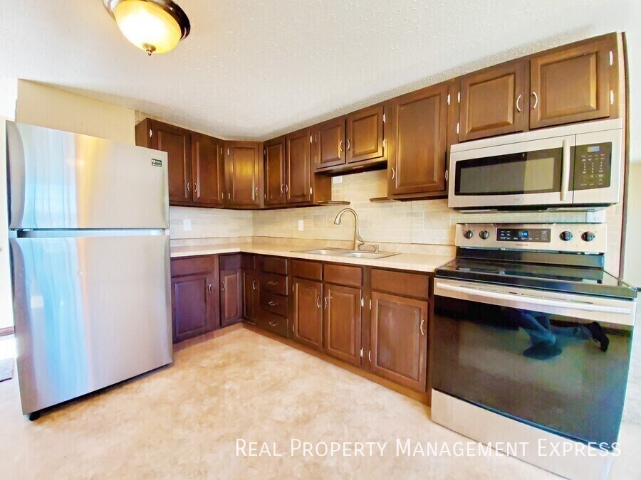 Building Photo - 4 Bed 2 Bath Home with Fenced Yard