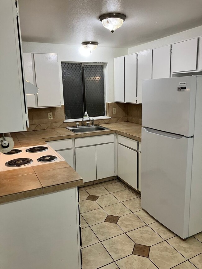 Building Photo - 2429 NE Saratoga St