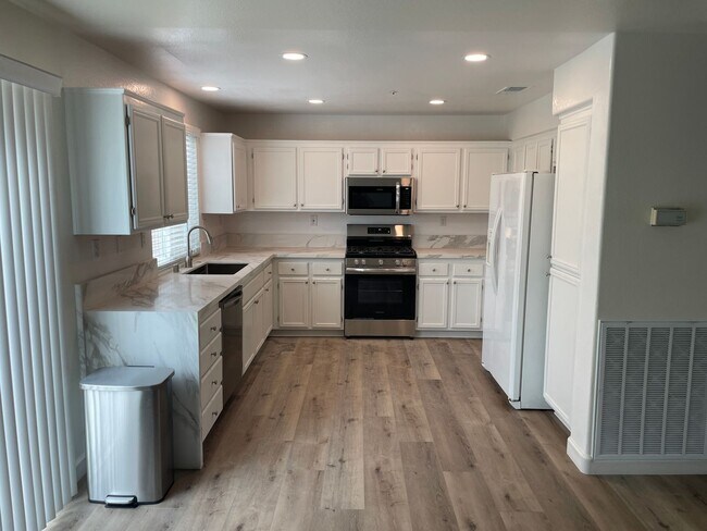 Building Photo - A stunning 4-bedroom haven, fully renovate...