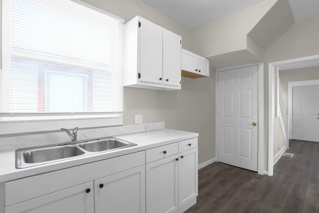 Building Photo - Updated 3 Bed Home