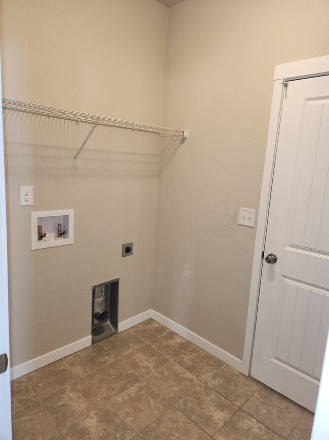 Building Photo - Broadmoor View Subdivision Rancher, Over 2,900 Sq. Ft.