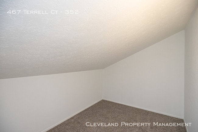 Building Photo - 2 Bedroom Richmond Hts Condo