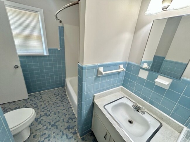 Building Photo - THREE BEDROOM/TWO BATH SPACIOUS HOME - CON...