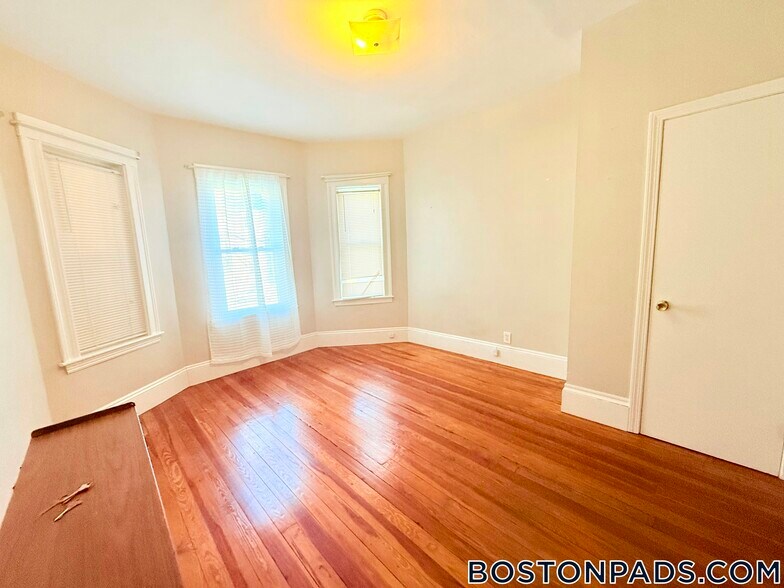 Building Photo - 348 Faneuil St