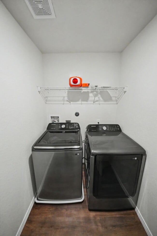 Building Photo - Open-Concept 3BR + Game Room Near Fort Sam & Randolph - Realtor Commission: $500