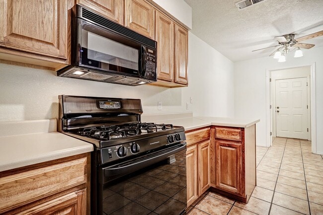Building Photo - Oso Park Condo  3 Bedroom 2 !/2 Bath