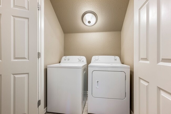 Building Photo - Charming 3BR, 2.5BA Rental Home with Moder...