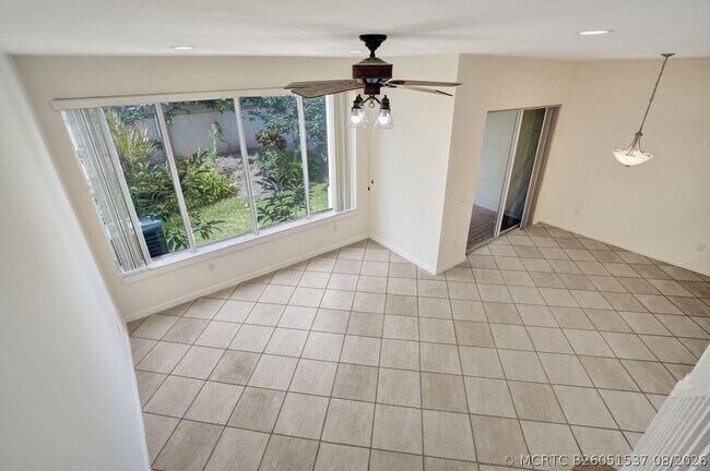 Building Photo - 606 W Circle Dr