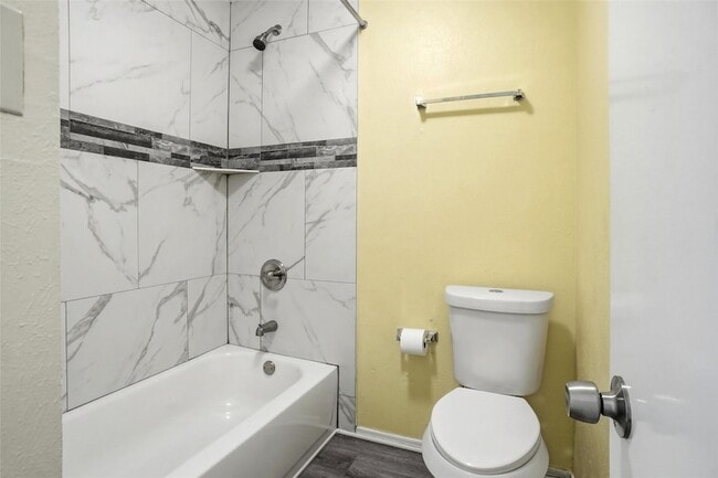 Building Photo - 134 London Ln