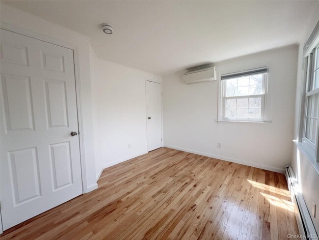 Building Photo - 18 Bayles Ave