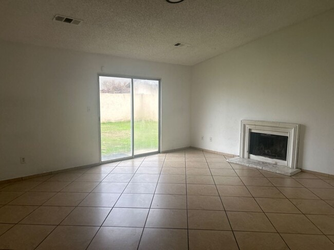 Building Photo - Coming soon-  Spacious 3 bed/2bath Single Family home in Delano!!