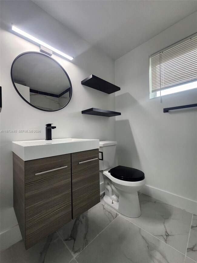 Building Photo - 2101 Normandy Dr