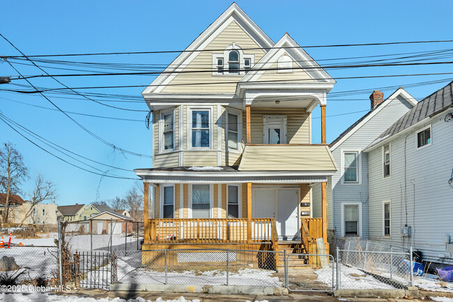 Primary Photo - 827 Strong St
