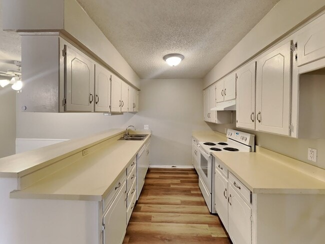Building Photo - DARLING DUPLEX READY NOW!