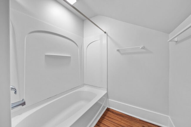 Building Photo - 1033 Helen St NE