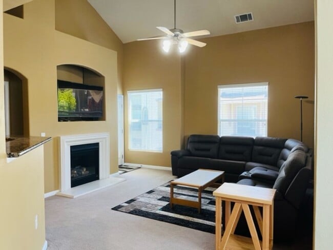 Building Photo - Beautiful Tri-Level Condominium in Gated Elk Grove Community!