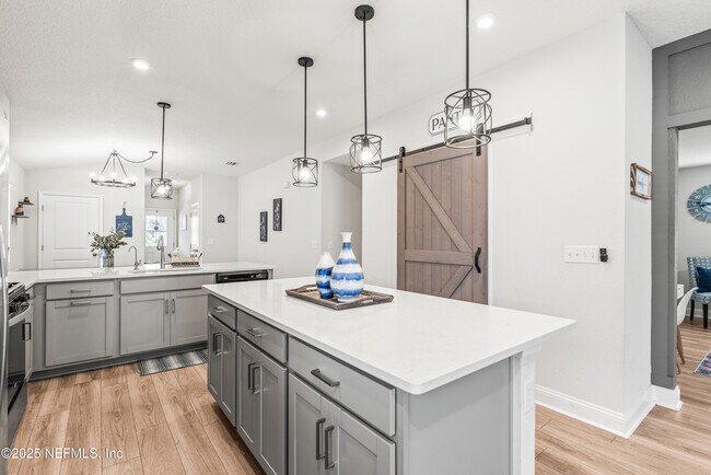 Building Photo - 243 Dahlia Falls Dr