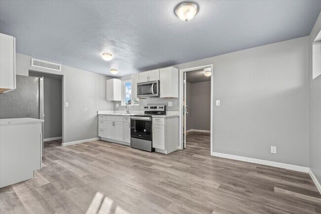 Building Photo - Great Eastside Home!