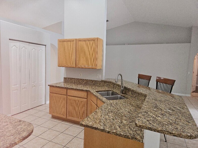 Kitchen - 911 Wood Creek Dr